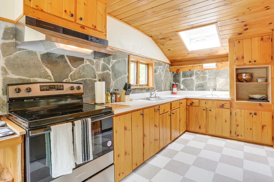 13 Mi to Ski Big Bear: Updated Getaway w/ Deck House in Pennsylvania