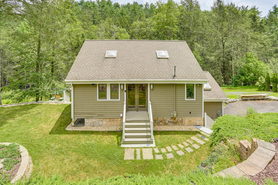 13 Mi to Ski Big Bear: Updated Getaway w/ Deck House in Pennsylvania