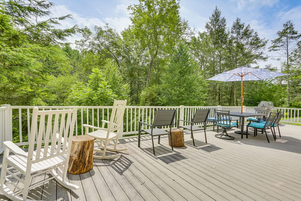 13 Mi to Ski Big Bear: Updated Getaway w/ Deck House in Pennsylvania