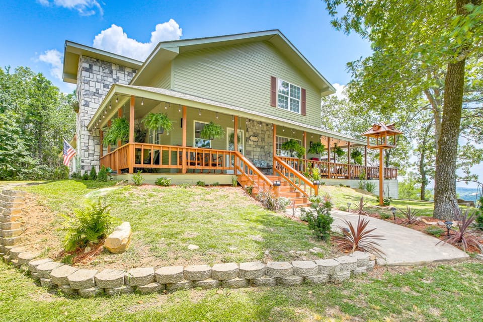 Outdoor Entertainment Area: Scenic Hot Springs Gem House in Hot Springs