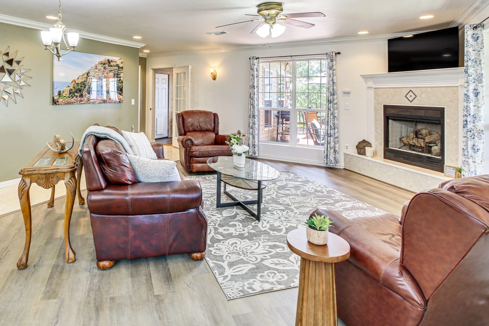 Outdoor Entertainment Area: Scenic Hot Springs Gem House in Hot Springs