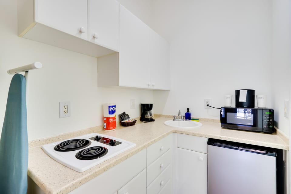 Access to 10,000 Islands: Resort-Style Naples Gem! Apartment in Collier County