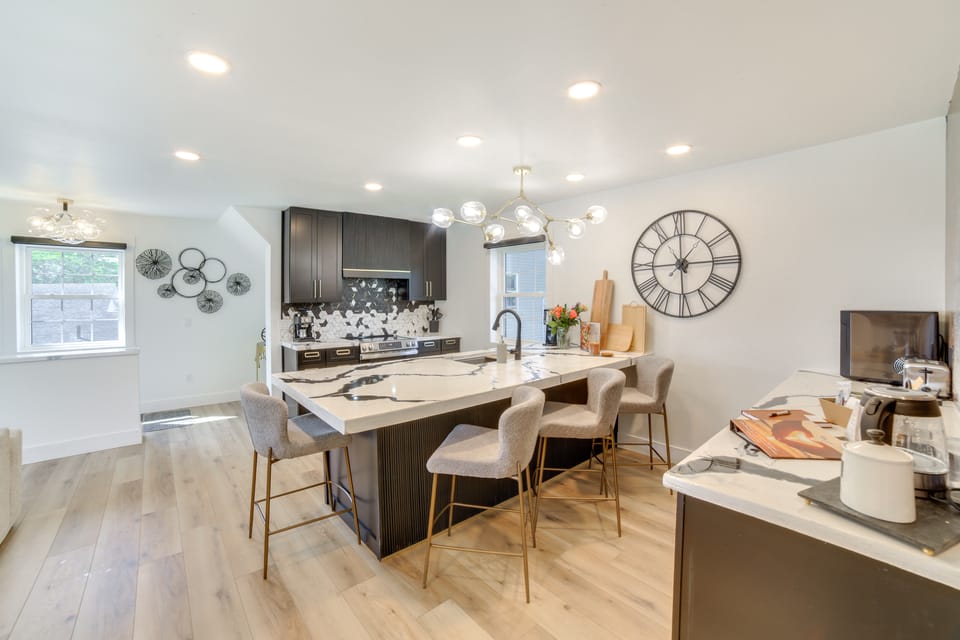 Heated Garage, Walk to Waterfront: Michigan Escape House in Wisconsin