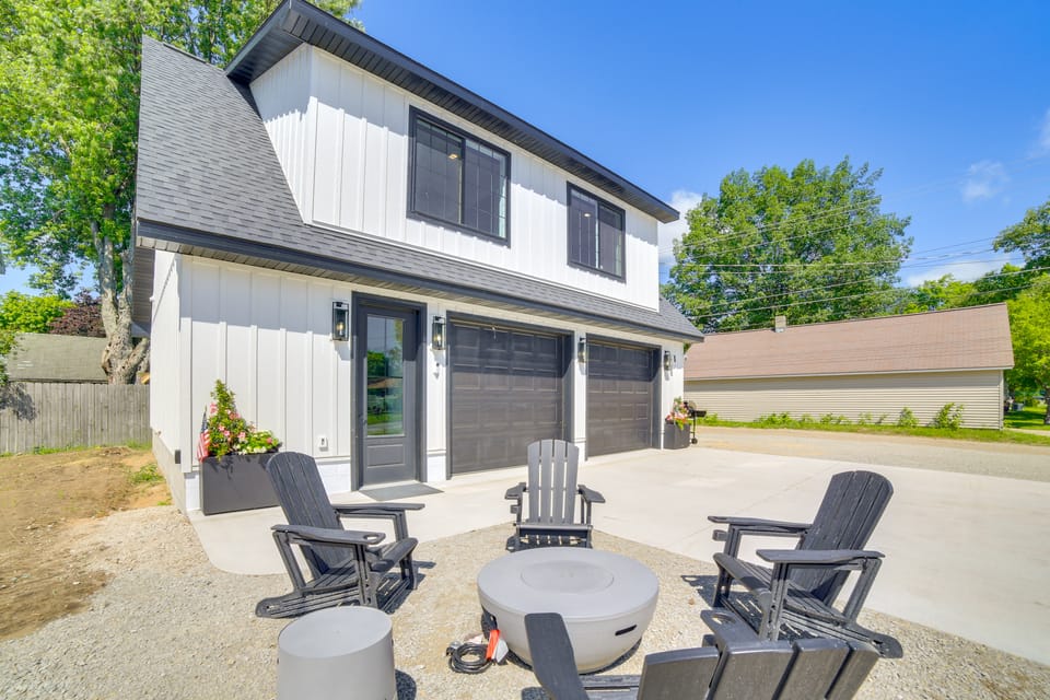 Heated Garage, Walk to Waterfront: Michigan Escape House in Wisconsin