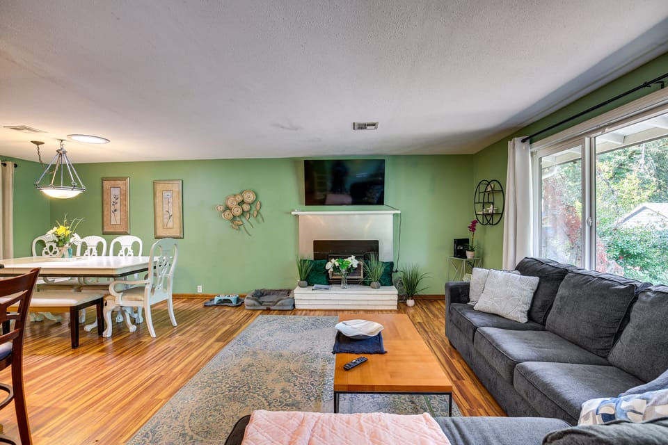 3 Mi to U of O Pet-Friendly Home w/ Covered Deck! House in Eugene