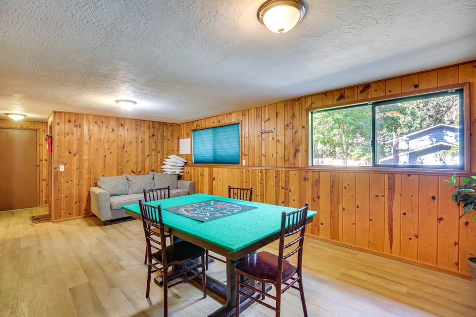 3 Mi to U of O Pet-Friendly Home w/ Covered Deck! House in Eugene