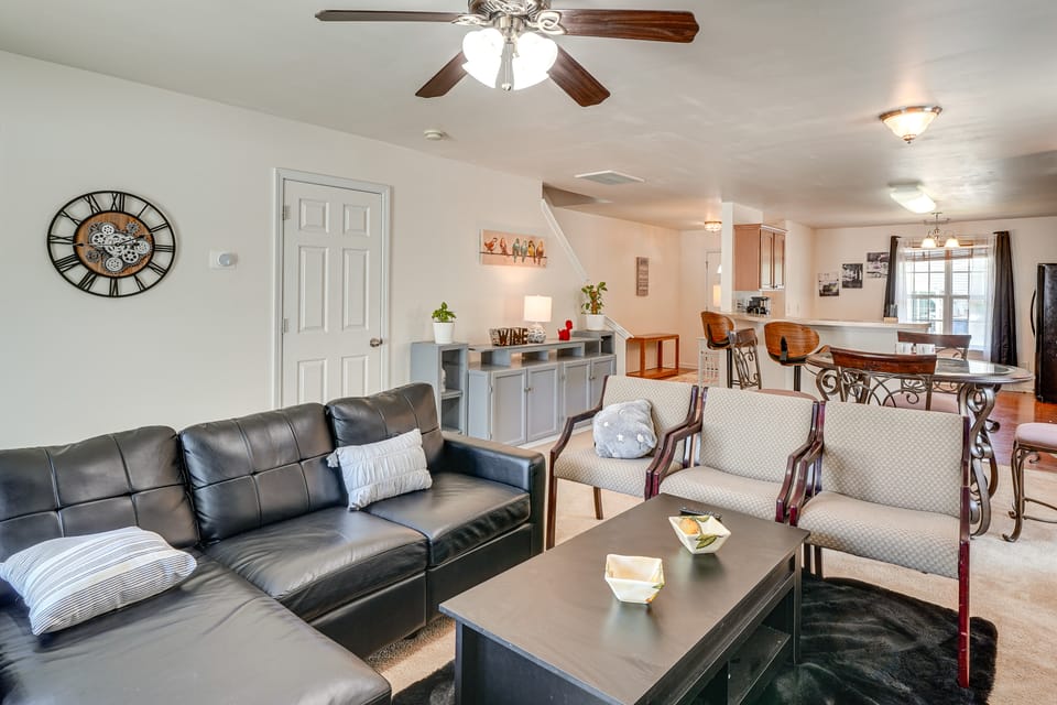6 Mi to Dtwn Raleigh: Townhome w/ Fenced Patio! Apartment in Raleigh