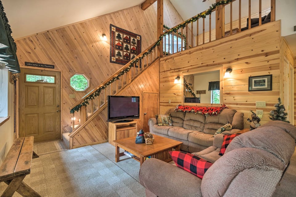 Game Room & Deck: Pet-Friendly Camp Connell Cabin House in Dorrington