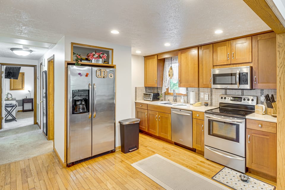 5 Mi to Harpers Ferry NHP: Quiet Deck & Garden House in Shenandoah Valley