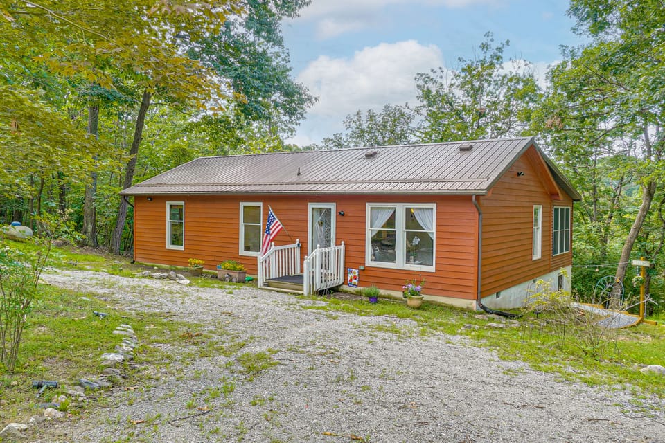 5 Mi to Harpers Ferry NHP: Quiet Deck & Garden House in Shenandoah Valley