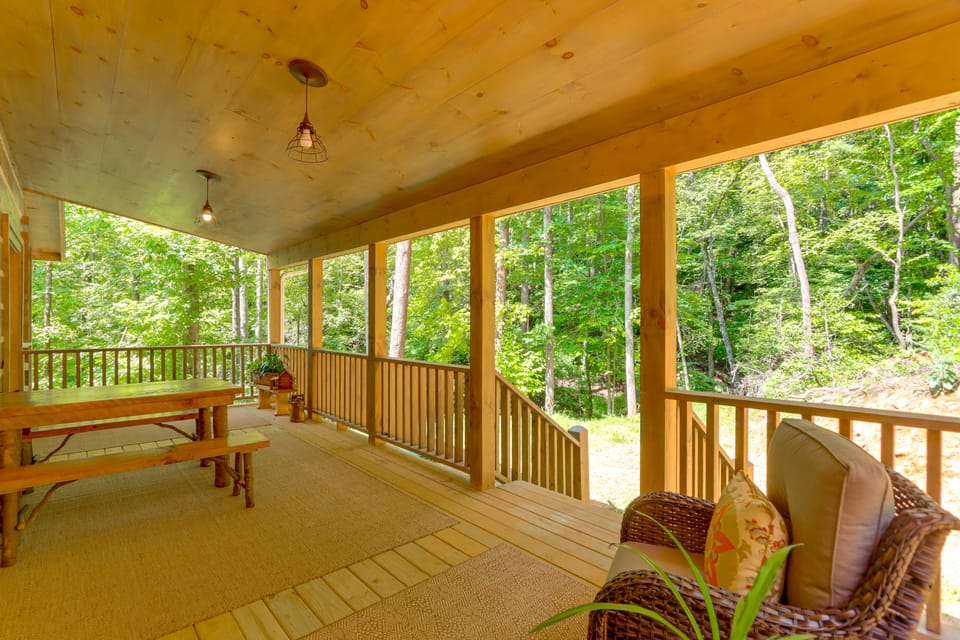 4 Mi to Fall Branch Falls: Peaceful Cabin w/ Deck House in Georgia