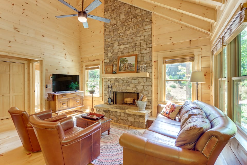4 Mi to Fall Branch Falls: Peaceful Cabin w/ Deck House in Georgia