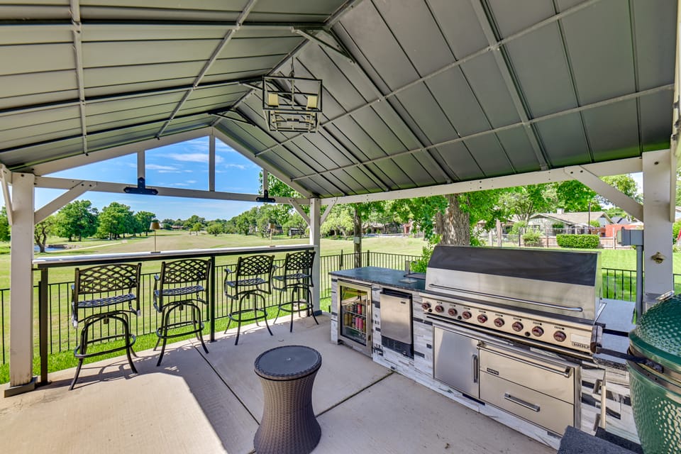 Getaway Near Dallas w/ Retro-Style Game Room! House in Farmers Branch