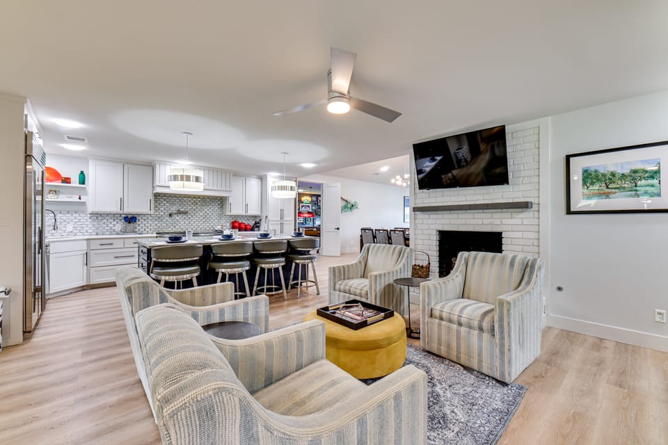 Getaway Near Dallas w/ Retro-Style Game Room! House in Farmers Branch
