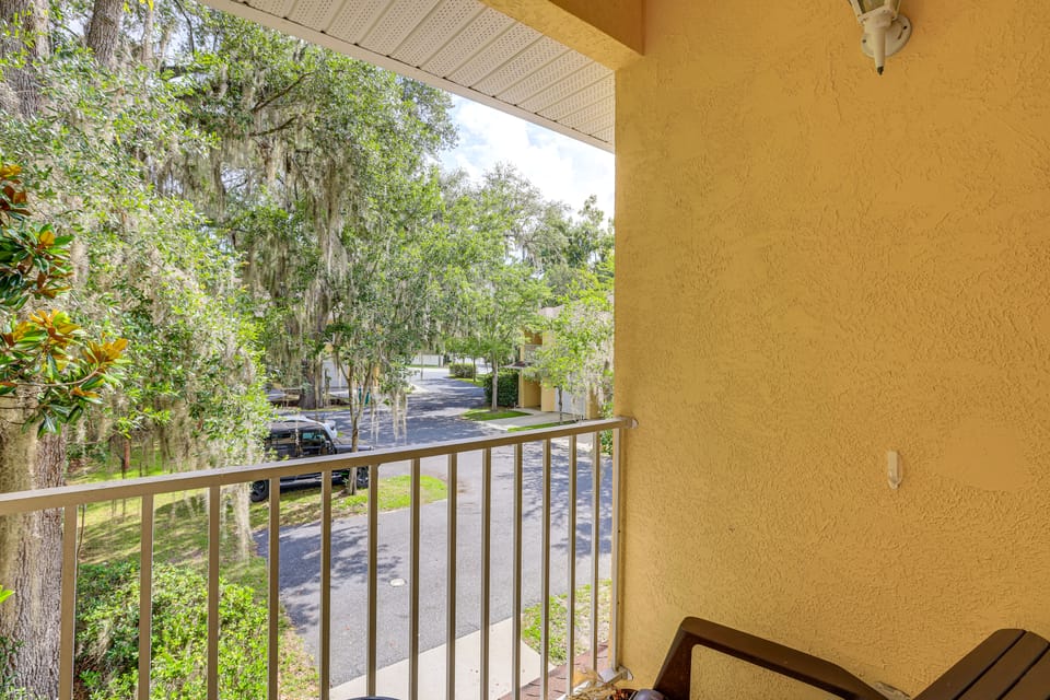 1 Mi to UF! Gator Game Day Retreat w/ Balcony Apartment in Gainesville