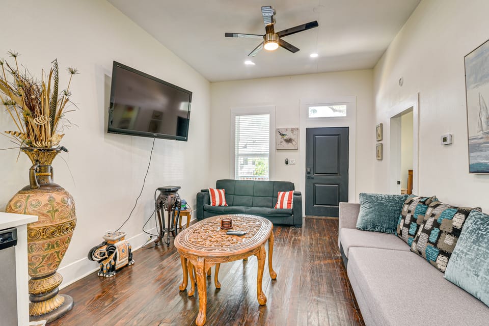 Steps to Seawall: Spacious Condo in Galveston! Apartment in Galveston Island