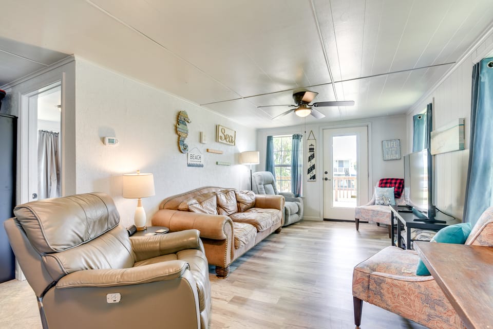 2 Mi to Public Beach: Pet-Friendly Freeport Home! House in Surfside Beach