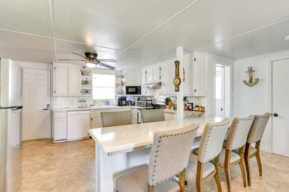 2 Mi to Public Beach: Pet-Friendly Freeport Home! House in Surfside Beach
