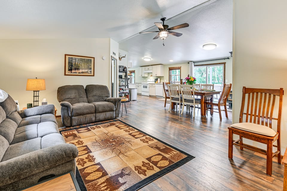 Gateway to Mt Rainier: Riverfront Haven w/ Hot Tub House in Washington