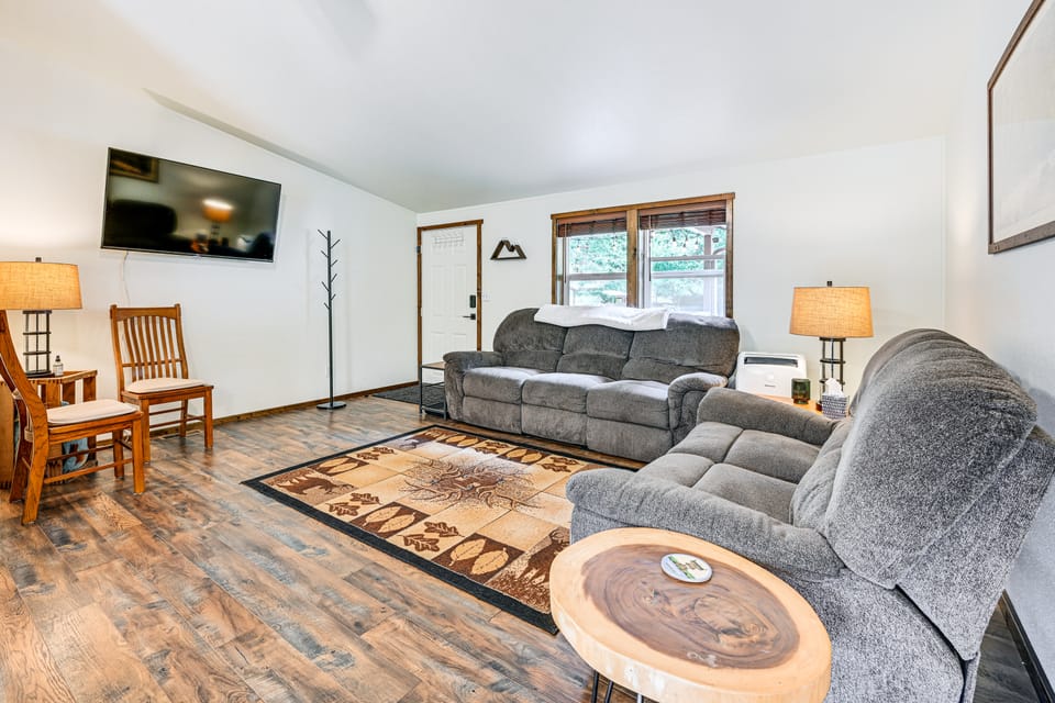 Gateway to Mt Rainier: Riverfront Haven w/ Hot Tub House in Washington