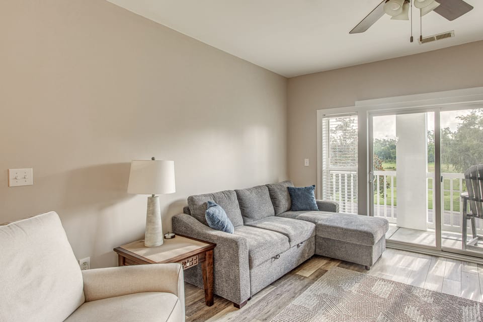 Tee Off & Unwind By Pool: Myrtle Beach Condo Apartment in Carolina Forest