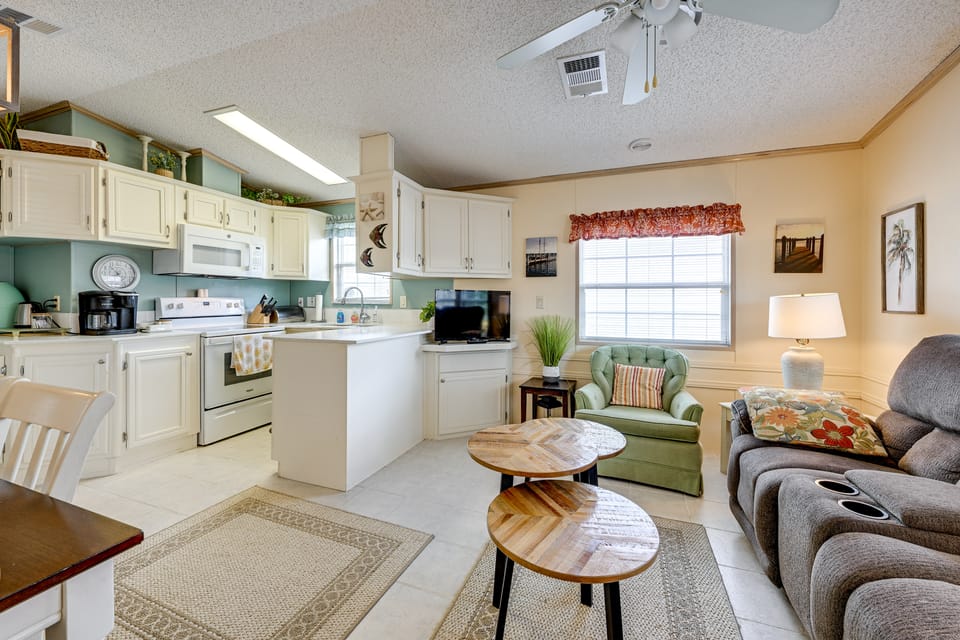 Resort Pool & Hot Tub: Home 8 Mi to Dtwn Sarasota House in Florida