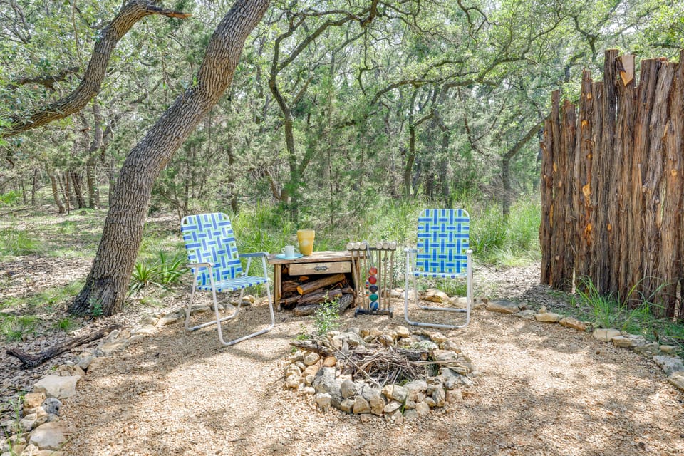 6 Mi to Wimberley Square: 'Happy Days Cruiser' Apartment in Rio Grande