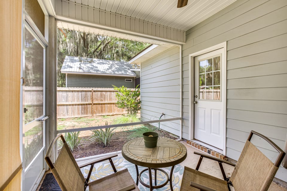1 Mi to Riverfront: Darien Family Home House in Darien