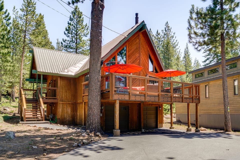 1 Mi to Tahoe Donner Skiing: Luxe Truckee Cabin! House in Truckee