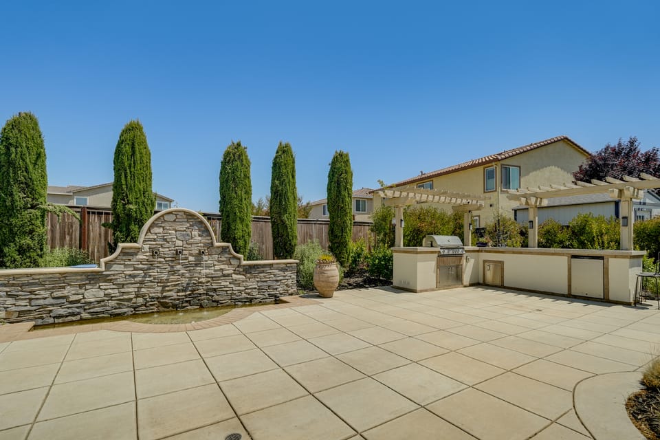 Patio & Outdoor Kitchen: Manteca Family Home House in Manteca