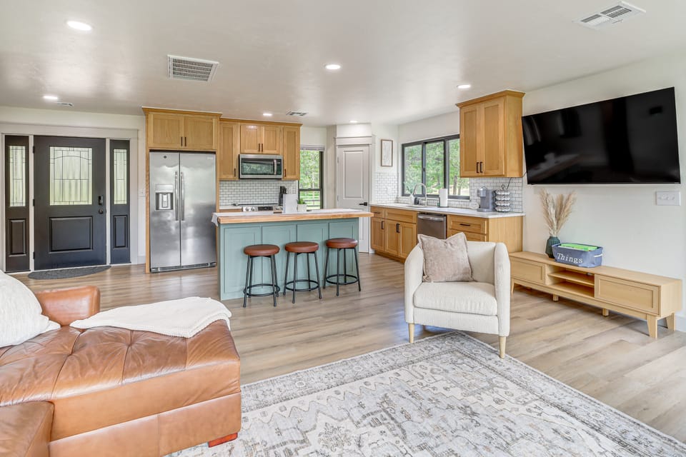 Family Fun! Lake Eufaula Home w/ Wraparound Deck House in Eufaula