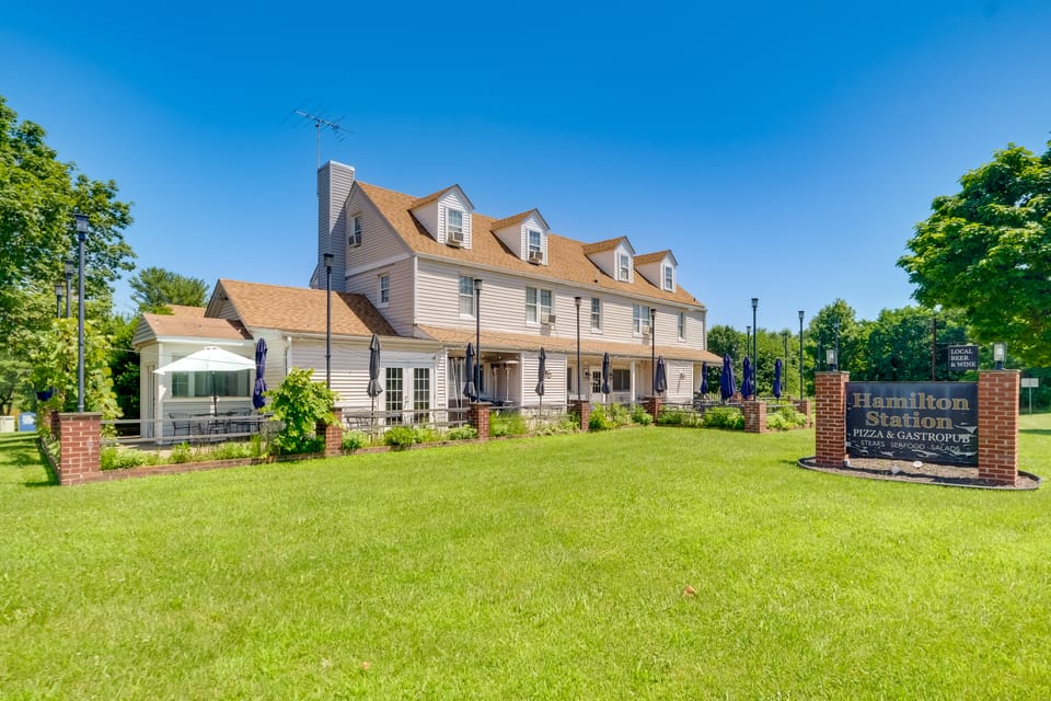 Near Loudoun Wine Trail: Apt w/ Restaurant On-Site Apartment in Catoctin