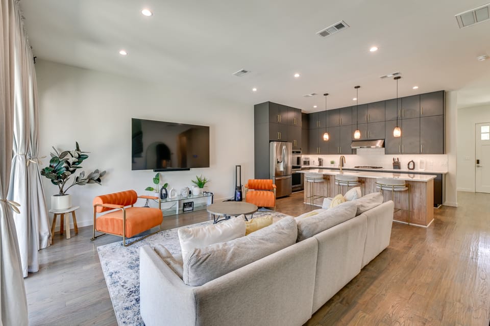 Modern & Spacious Home 3 Mi to Downtown Dallas! House in Dallas