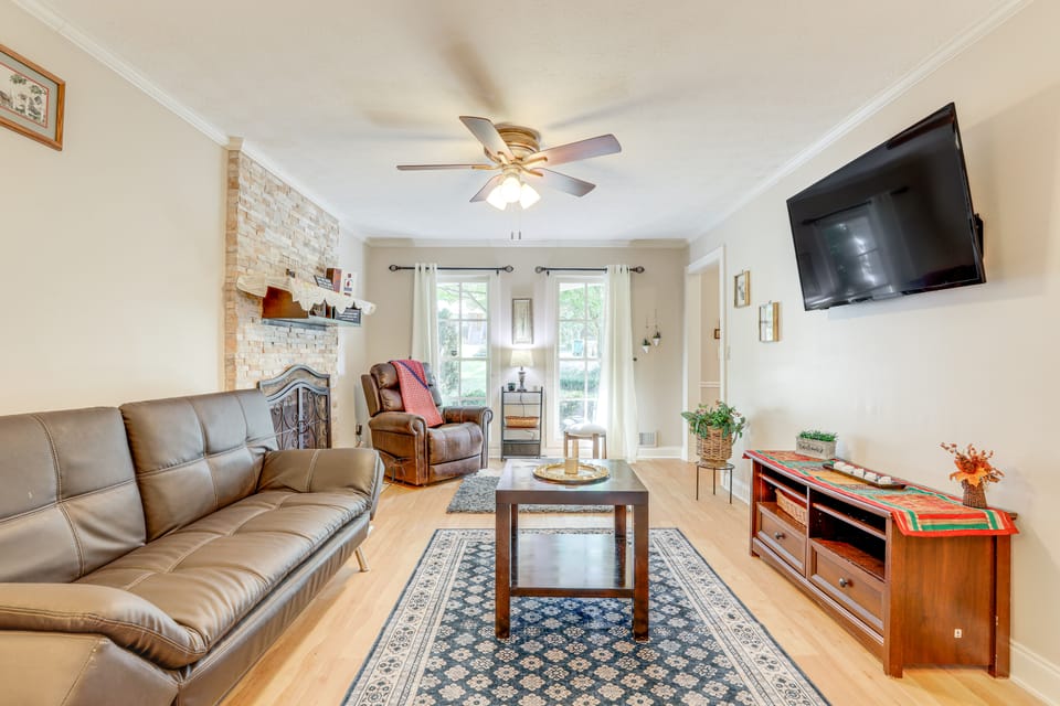 6 Mi to Stone Mountain Park: Home w/ Deck! House in Georgia
