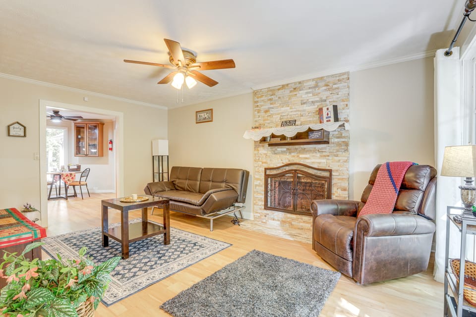 6 Mi to Stone Mountain Park: Home w/ Deck! House in Georgia