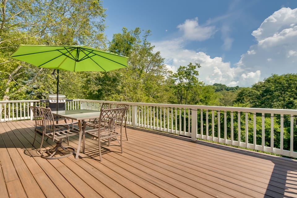 Getaway w/ Guest House - 6 Mi to Lake Glenville! House in Tennessee