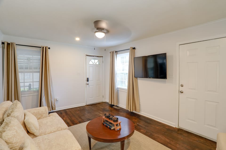 Updated North Greenwood Cottage < 1 Mi to Dtwn! Cottage in Mississippi