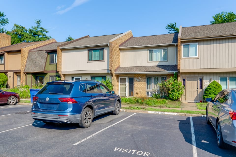 3 Mi to Dulles Airport: D.C. Area Townhome Apartment in Herndon