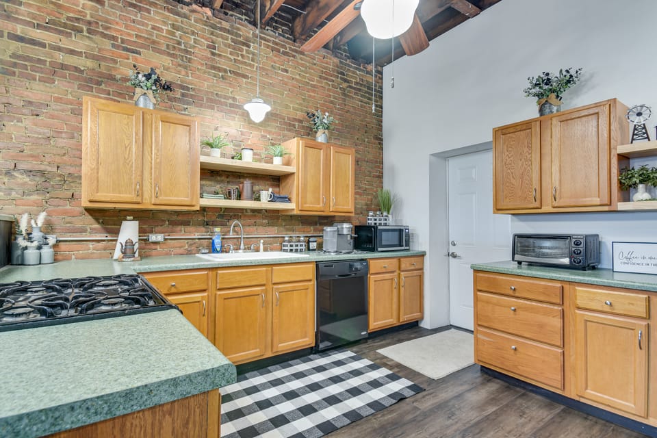 Jacuzzi Tub & Full Kitchen: Dowtown Hannibal Loft Apartment in Hannibal