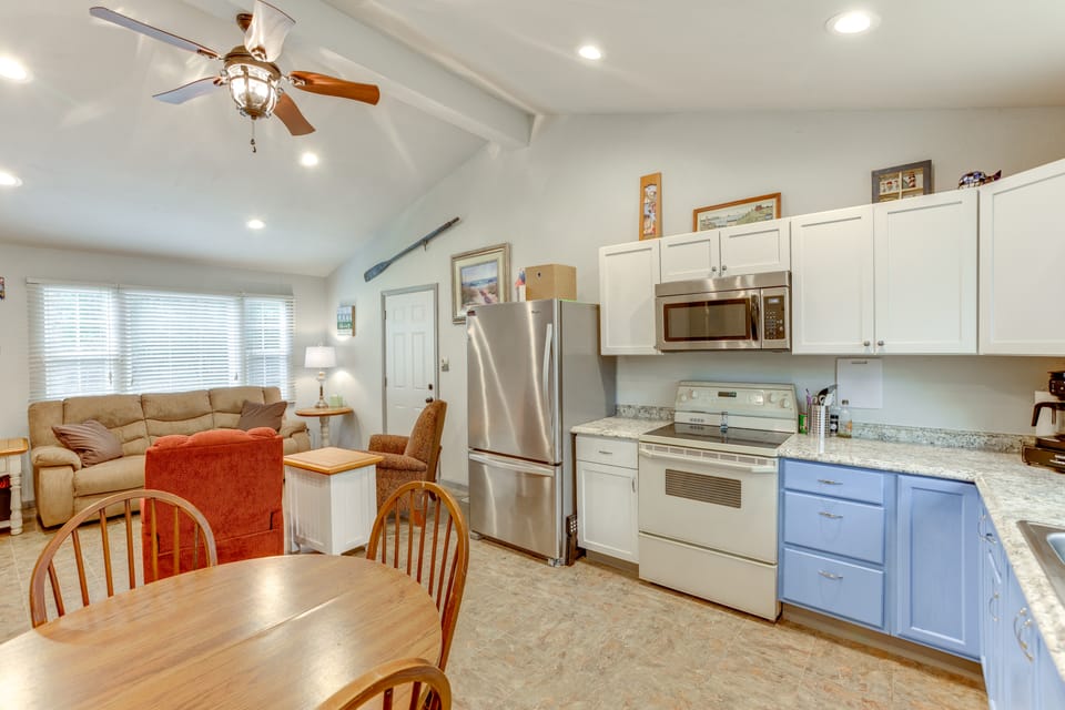 Ludington Cottage w/ Lake Views & Boat Parking Cottage in Hamlin Lake