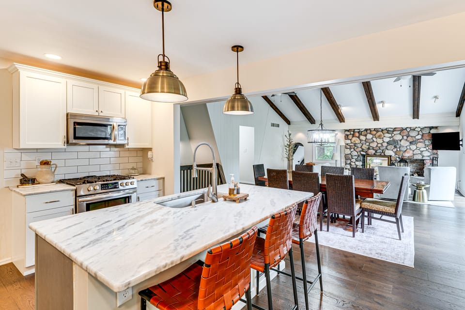 Geneva Lake Adventures: Family Retreat w/ Patio House in Williams Bay