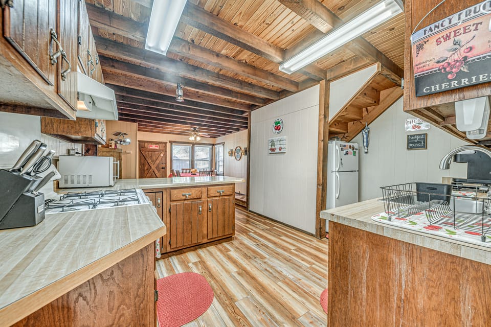 Walk to Downtown Ruidoso: Cozy Wooded Retreat House in Ruidoso