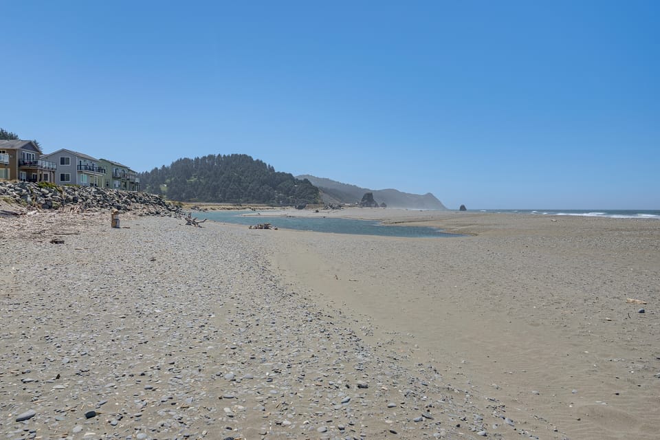 Steps to Shore: Home w/ Hot Tub in Gold Beach Apartment in Gold Beach