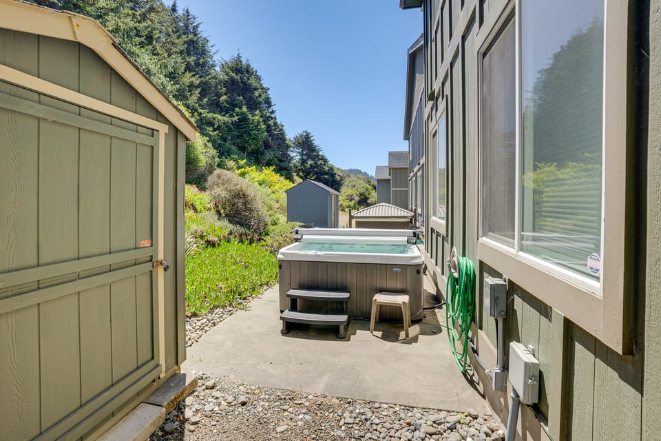 Steps to Shore: Home w/ Hot Tub in Gold Beach Apartment in Gold Beach