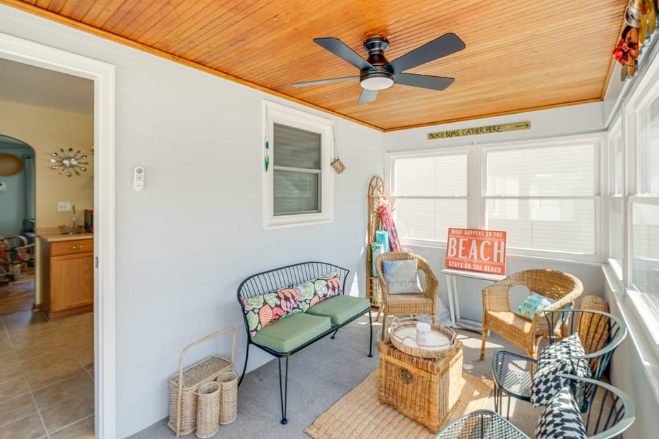 < 1 Mi to Colonial Beach: Coastal Gem w/ 2 Porches House in Colonial Beach