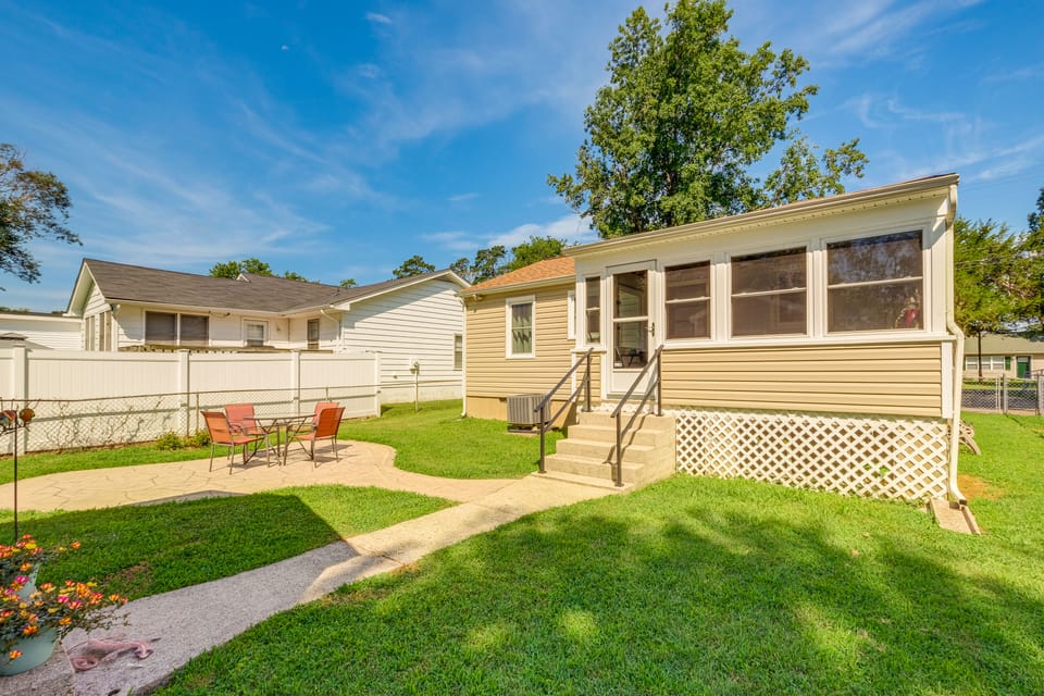 < 1 Mi to Colonial Beach: Coastal Gem w/ 2 Porches House in Colonial Beach