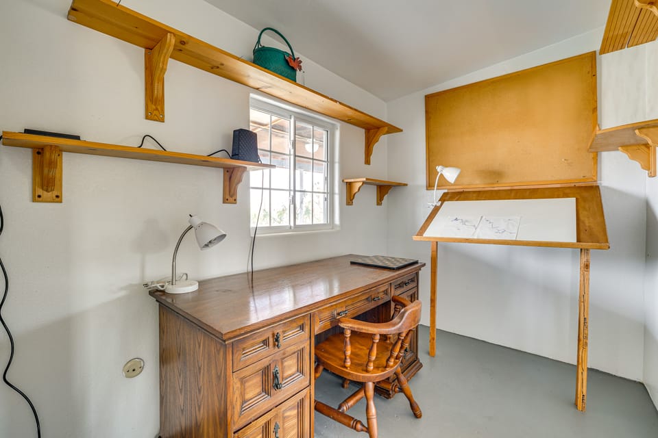 'Abigail's Ranch' - Dog-Friendly Dolan Springs Gem House in Southern California