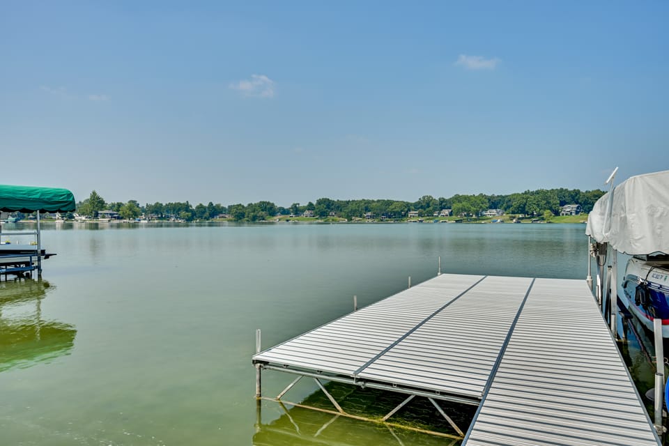 Dock & Kayaks: Lake-View Home, 29 Mi to Notre Dame House in Michigan