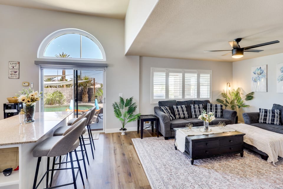 Outdoor Entertaining Space: Family Henderson Home House in Henderson