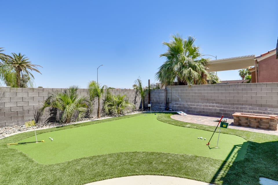 Outdoor Entertaining Space: Family Henderson Home House in Henderson